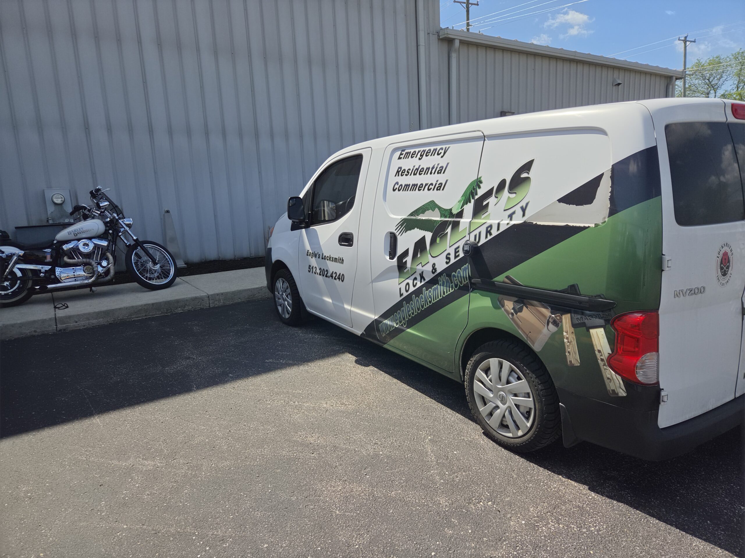 Eagle's Locksmith Cincinnati truck providing locksmith service in Newport Kentucky 41071